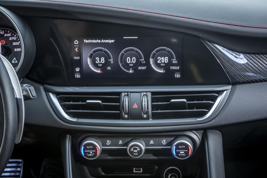 Детали интерьера Alfa Romeo Giulia Quadrifoglio (952) 2020 года  (WW) (фото 46 из 65)